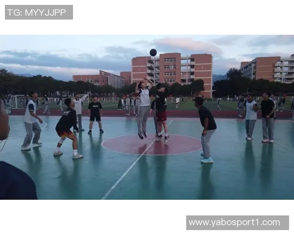 中学生篮球班赛惊现绝杀三分球精彩瞬间引发热议